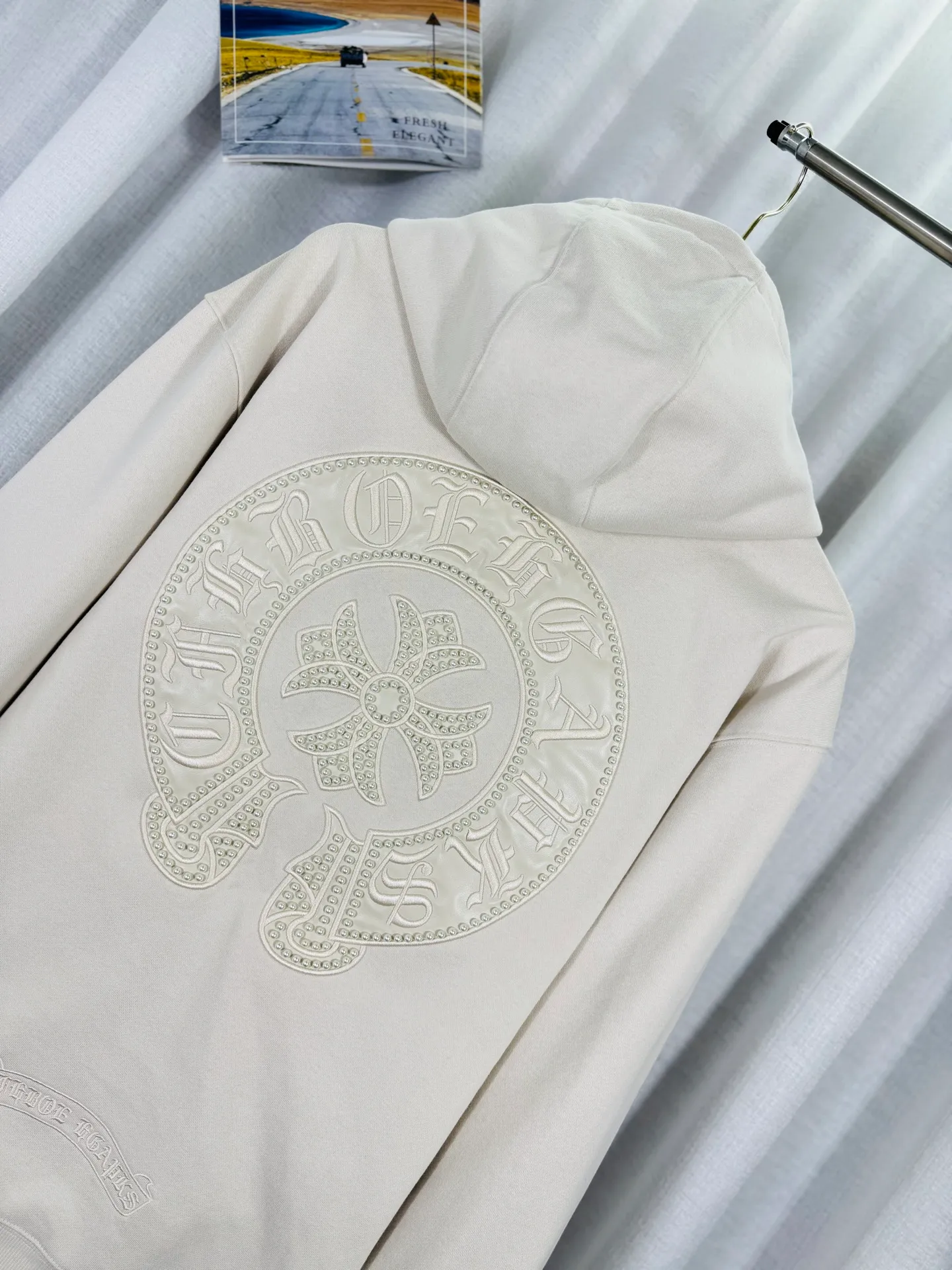 P350 top version, real shot without P, ​​different from market currency) 𝗖𝗵𝗿𝗼𝗺𝗲 𝗛𝗲𝗮𝗿𝘁𝘀/Cro Heart 2025 washed and burned flower patch embroidered autumn and winter new original single counter American hollow patch 3D couple casual cardigan sweatshirt 👑The highest version! Customized fabric 480g tripe terry fabric! American acid-washed and distressed original fabric, laser burning + leather embroidery, exquisite embroidery of letters! The best-selling model in the counter, very comfortable to wear. Accessories: original molded and authenticated collar label➕100% silk wash label. Genuine purchase-grade original hangtag➕matching hanging rope➕3D hanging beads➕original packaging bag. Craftsmanship: The original version has consistent wiring! The highest version of the armhole matching technique! Color: Black Apricot Size: S M L XL Style Number: 25-370